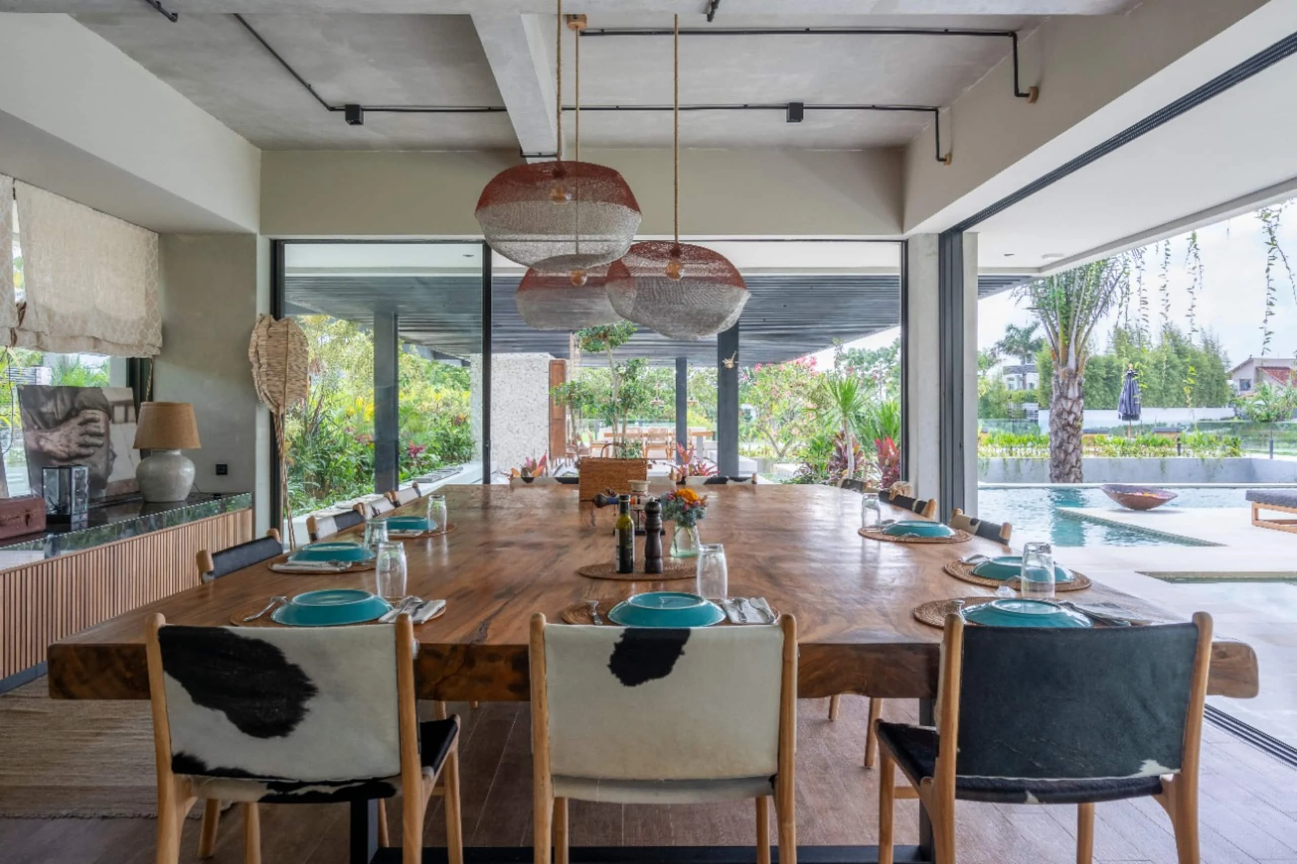 Dining room opening onto the tropical grounds
